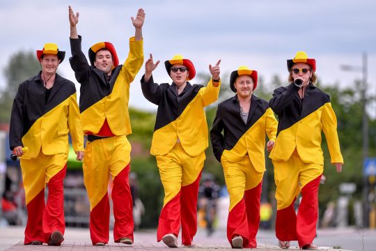 Feiernde in belgischen Farben