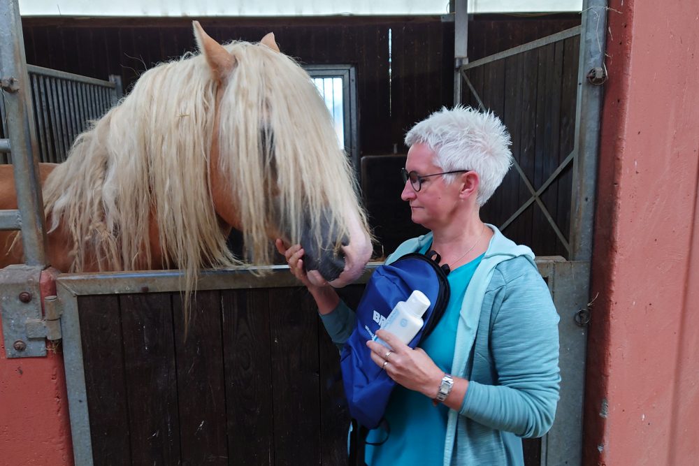 Tanja Kessler betreibt den Stutenmilchhof in Honsfeld (Bild: Manuel Zimmermann/BRF)