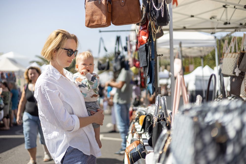 Frau mit Baby auf Trödelmarkt © Bildagentur PantherMedia / kasto (YAYMicro)