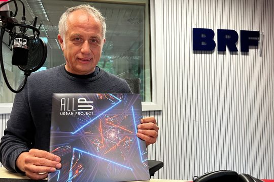 Urban Elsässer mit dem neuen Album vom UrbanProject, "All Up", als LP (Bild: Andreas Ryll/BRF)