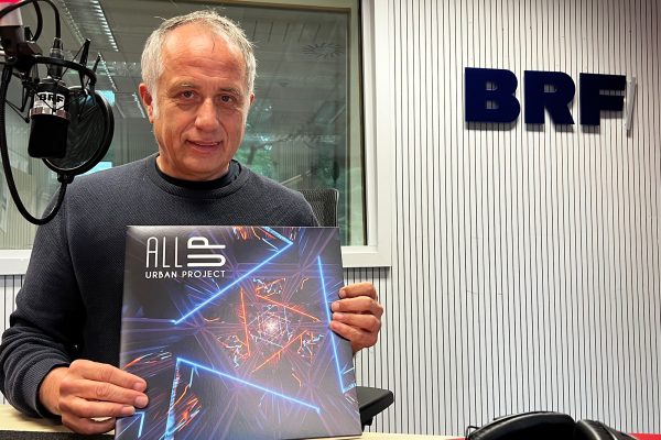 Urban Elsässer mit dem neuen Album vom UrbanProject, "All Up", als LP (Bild: Andreas Ryll/BRF)