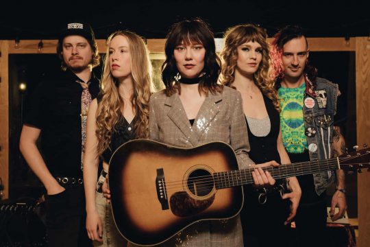 Molly Tuttle (Mitte) and Golden Highway (Bild: © Chelsea Rochelle (Nonesuch))