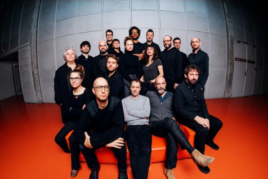 Echtzeit-Improvisation mit einer KI: Orchestre National de Jazz mit Steve Lehman (vorne, 2. von links) haben sich darauf eingelassen (Foto: Sylvain Gripoix / ONJ)