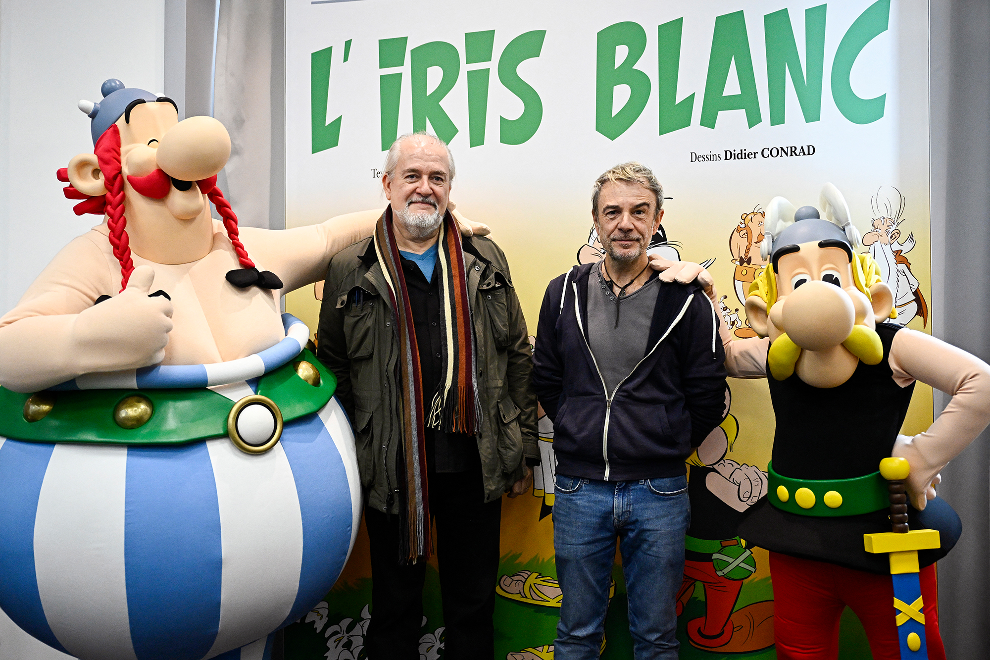 Obelix (l.) und Asterix mit Didier Conrad und Fabrice Caro (alias Fabcaro) (Bild: Julien De Rosa/AFP)