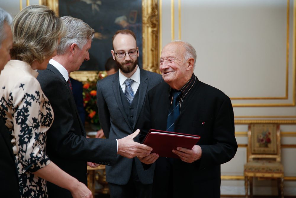 Ritter Francois Glorieux mit seinem Soh regis und dem belgischen Königspaar am 17.11.2016 (Bild: Bruno Fahy/Belga)