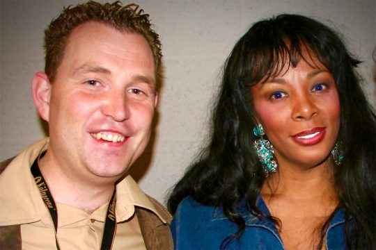Discoqueen Donna Summer mit dem (noch jungen) BRF-Reporter Patrick Knops (Bild: BRF)