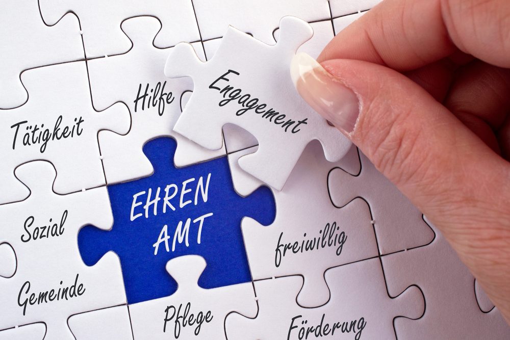 Ehrenamt und Engagement: Puzzle mit den Worten "Hilfe", "Sozial", "freiwillig" etc.