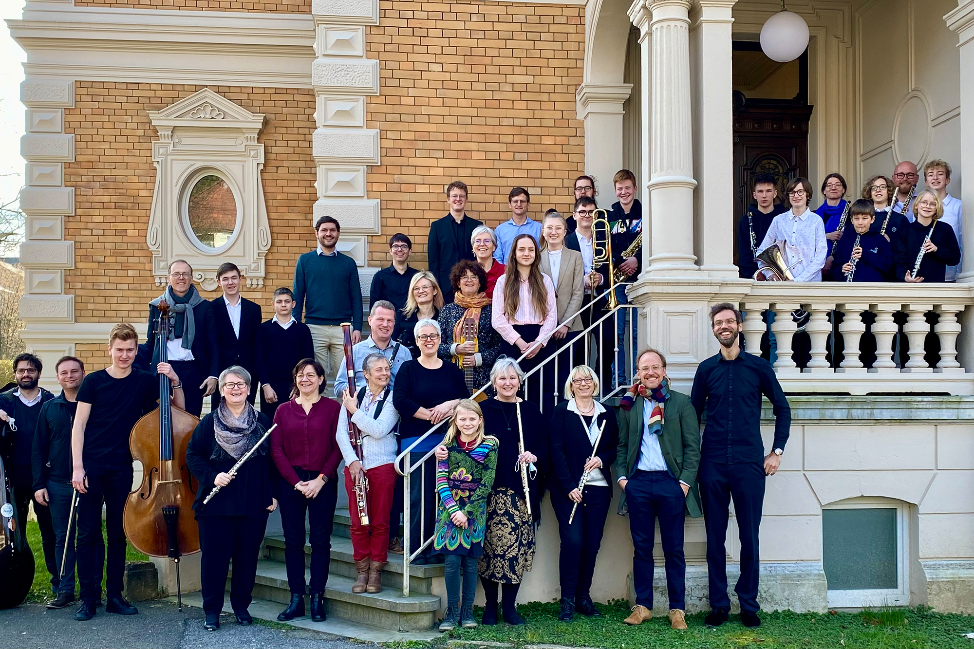 Die Teilnehmer, Dozenten und Organisatoren der ersten Ausgabe von EU-Music im März 2022 vor dem Gebäude der Musikakademie der DG im Eupener Stadtteil Bellmerin (Bild: EU-Music)