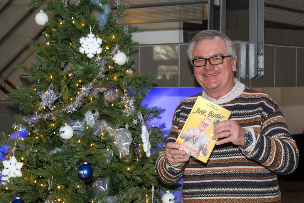 Jürgen B. Hausmann mit seinem neuen Buch "Jute Butter" (Bild: Olivier Krickel/BRF)