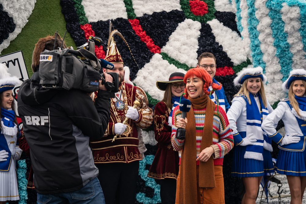 BRF-Reporterin Michaela Brück berichtet vom Karnevalstreiben 2023, Foto: Mirsamir Salahov