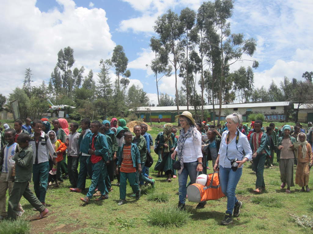 Bernadette Hüwels (mit Hut) und Bernadette Peters (mit Kamera) in Äthiopien (Archivbild: Menschen für Menschen)