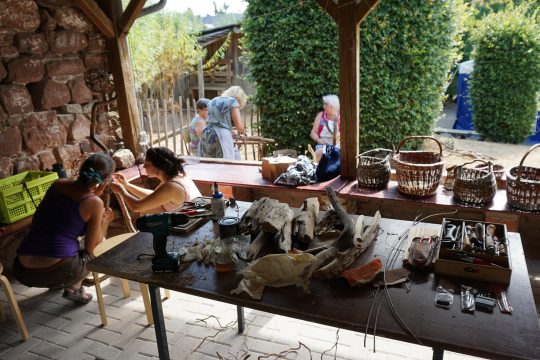 Weidenflechten im Atelier Neundorf (Archivbild: Dogan Malicki/BRF)