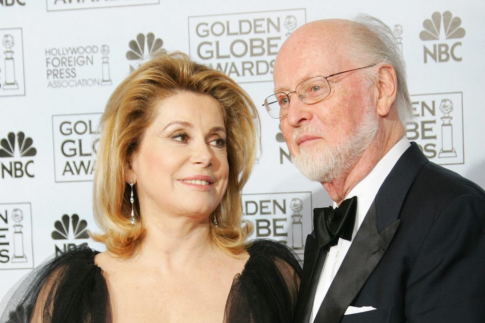 John Williams mit der französischen Schauspielerin Catherine Deneuve bei der Golden-Globe-Verleihung in Beverly Hills im Januar 2006 (Archivbild: Robyn Beck/AFP)