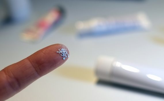 Mikroplastik (Bild: Eric Lalmand/Belga)
