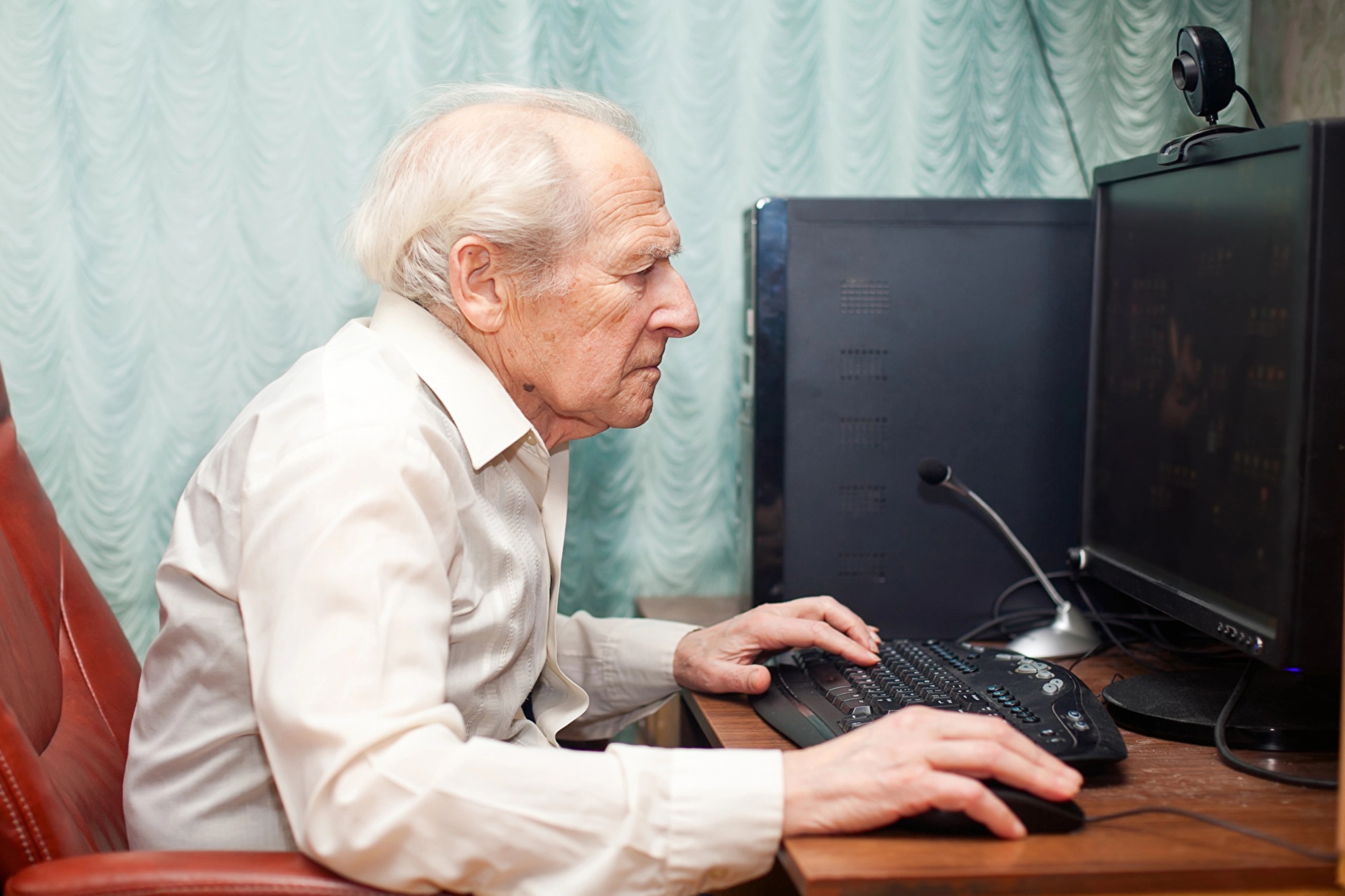 Alter Mann arbeitet am Computer