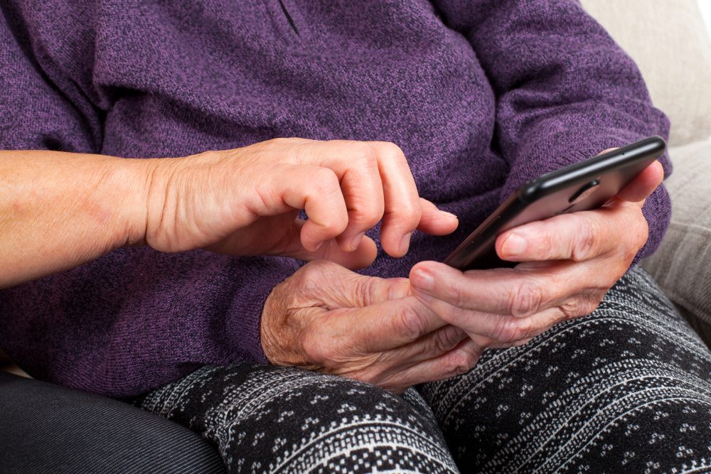 Seniorin, die ein Smartphone benutzt