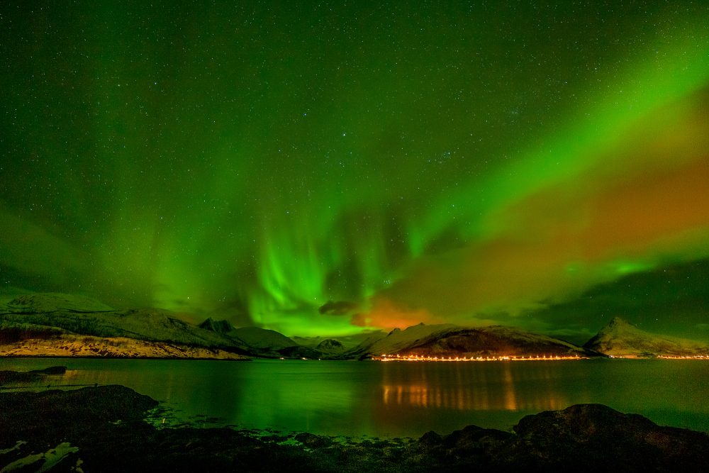 Polarlichter über den Bergen in Norwegen