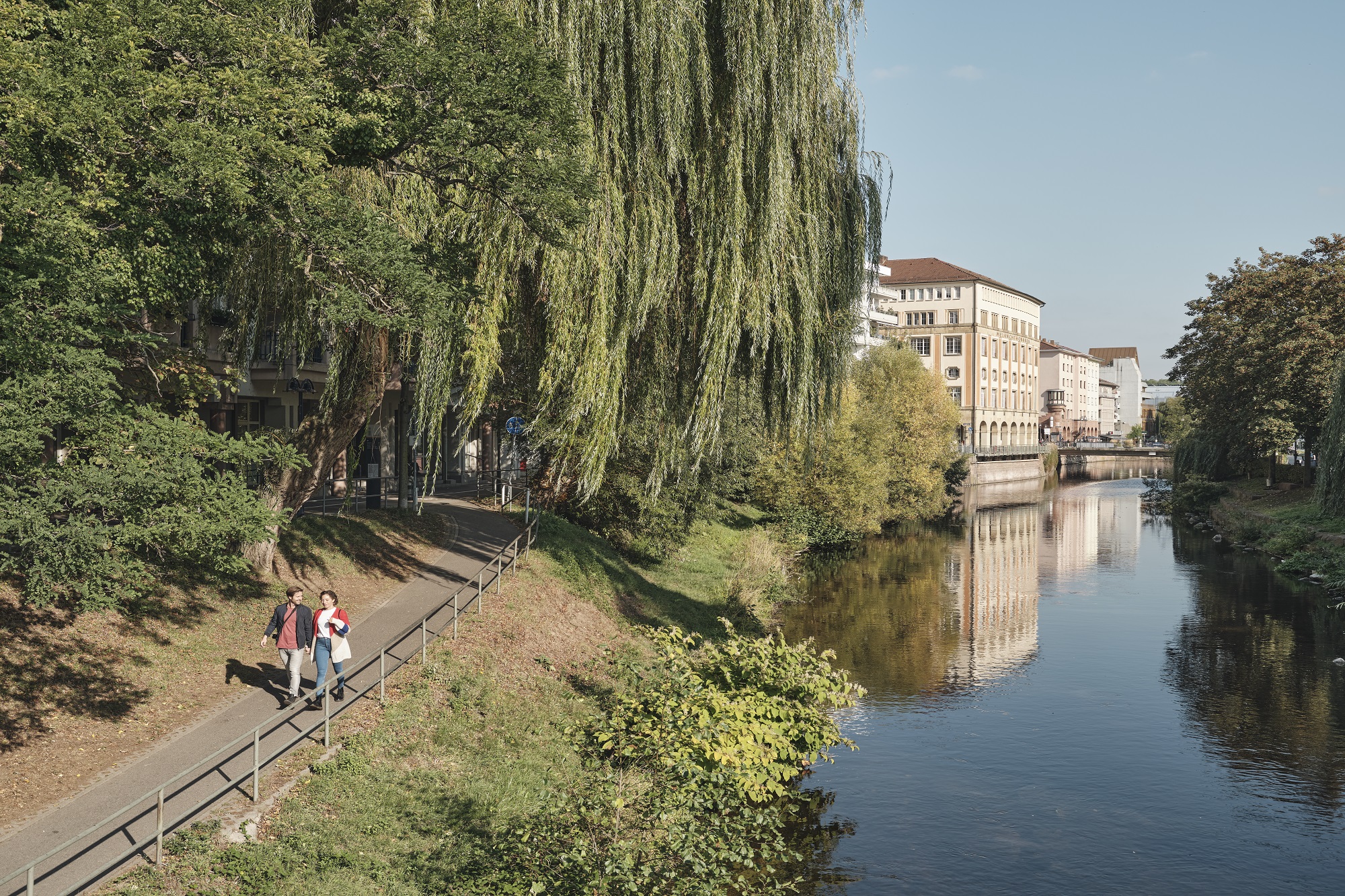 Pärchen am Enzufer in Pforzheim