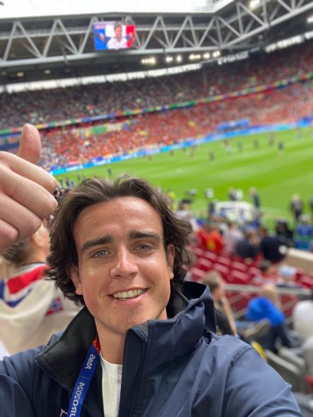 Ethan Schyns aus Henri-Chapelle im Stadion während des EM-Achtelfinalspiels Frankreich-Belgien