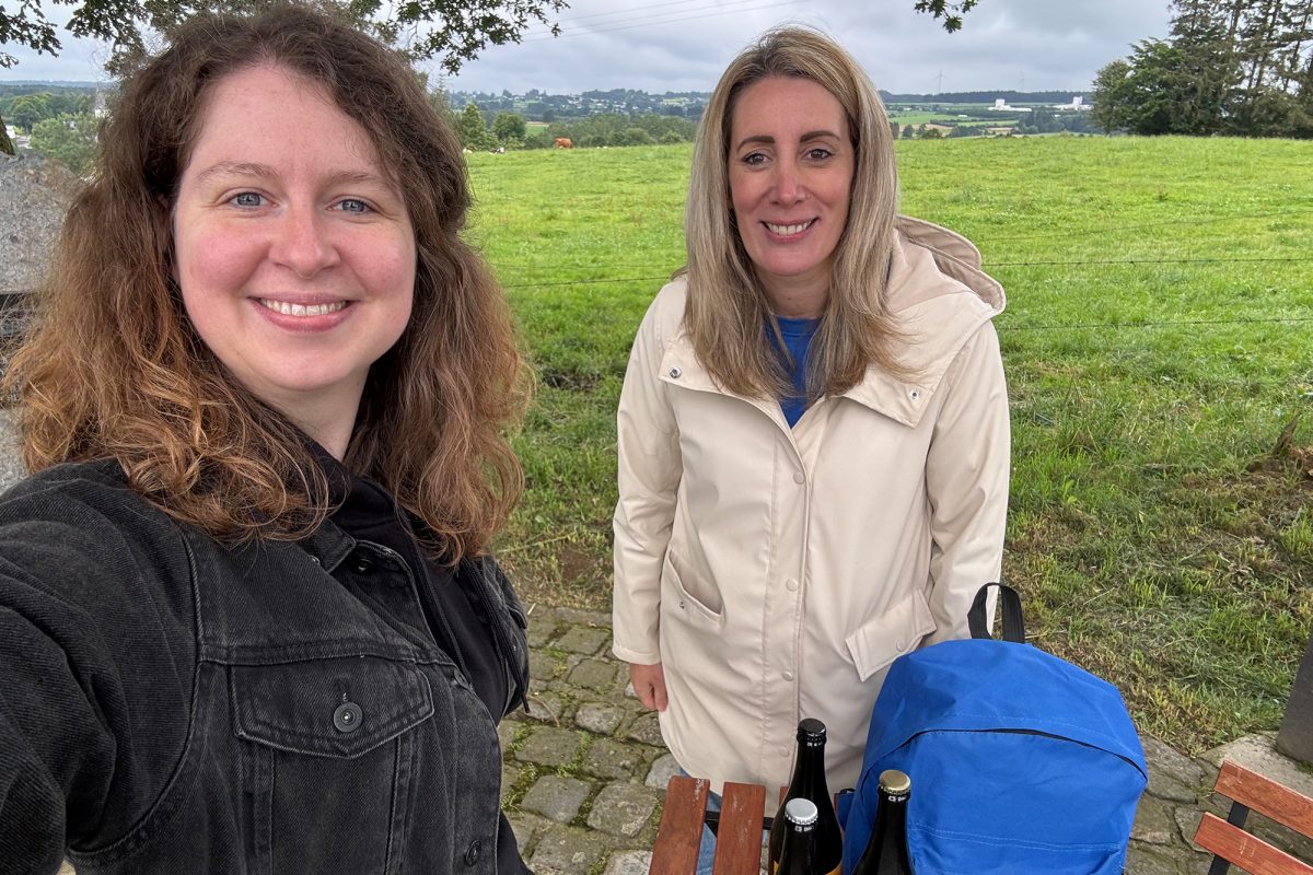 BRF-Reporterin Lena Orban und St. Viths Tourismusschöffin Anne-Marie Hermann in Neundorf