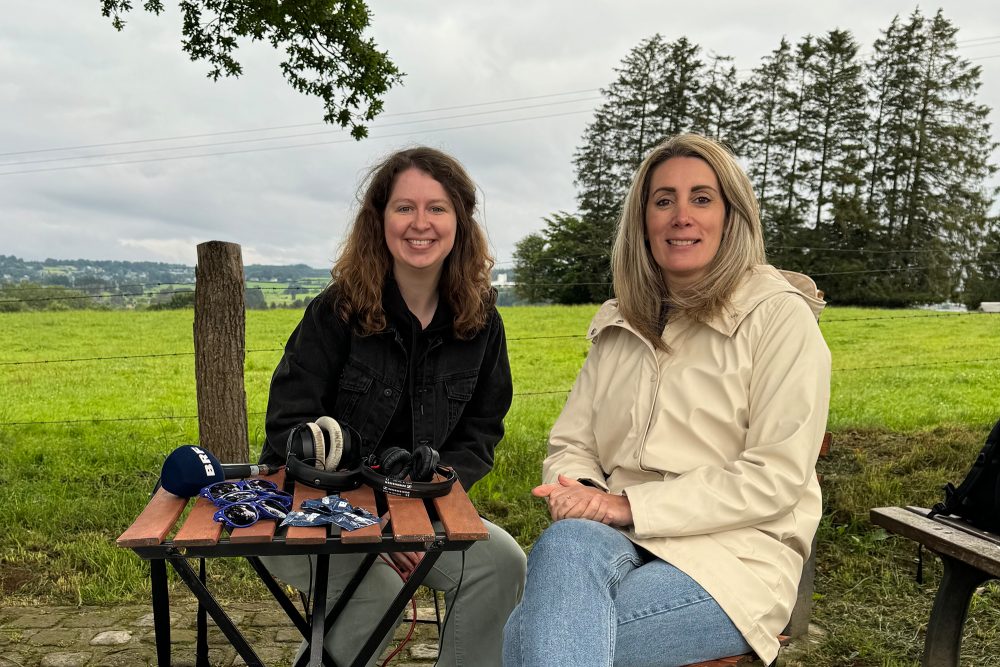 BRF-Reporterin Lena Orban und St. Viths Tourismusschöffin Anne-Marie Hermann in Neundorf