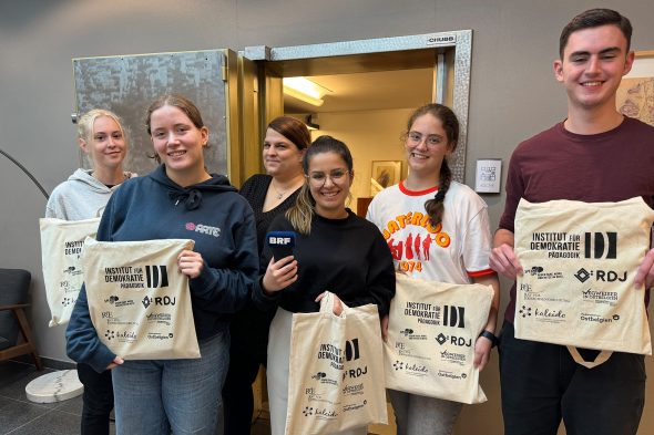 Michelle Bittmann, Lou Schumacher, Marta Ferreira Seara, Nora Kirch und Tim Breuer mit Sabrina Kirschner vom IDP