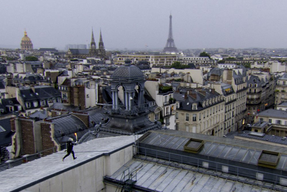 Der Fackelträger über den Dächern von Paris