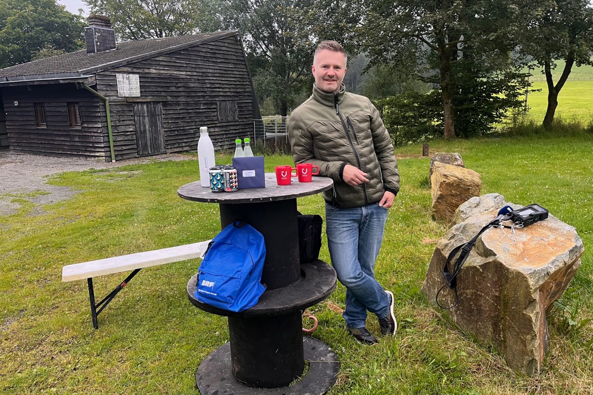 Bütgenbachs Bürgermeister Daniel Franzen mit dem BRF-Sommerrucksack am Zosterbach in Nidrum