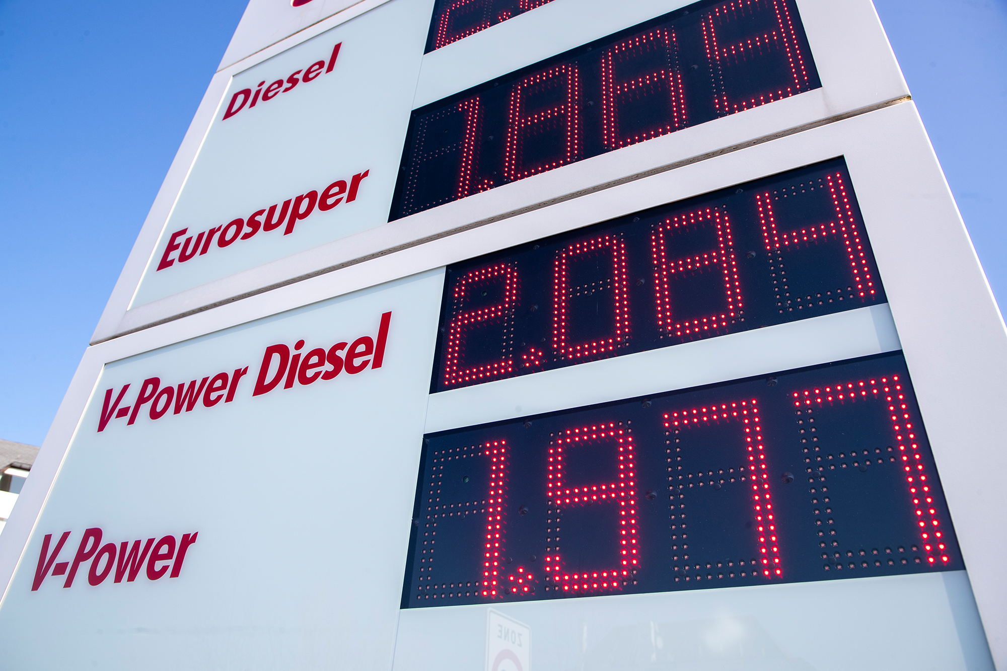 Auf einer Preistafel an einer Tankstelle stehen die Preise der unterschiedlichen Kraftstoffarten