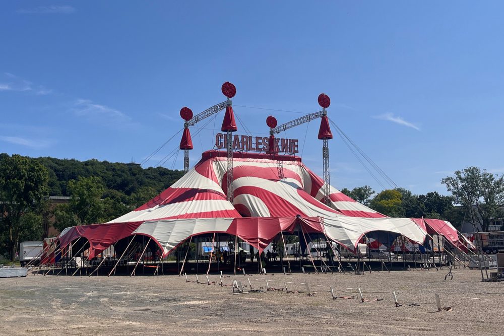 Aufbau des Zirkus Charles Knie auf dem Aachener Bendplatz