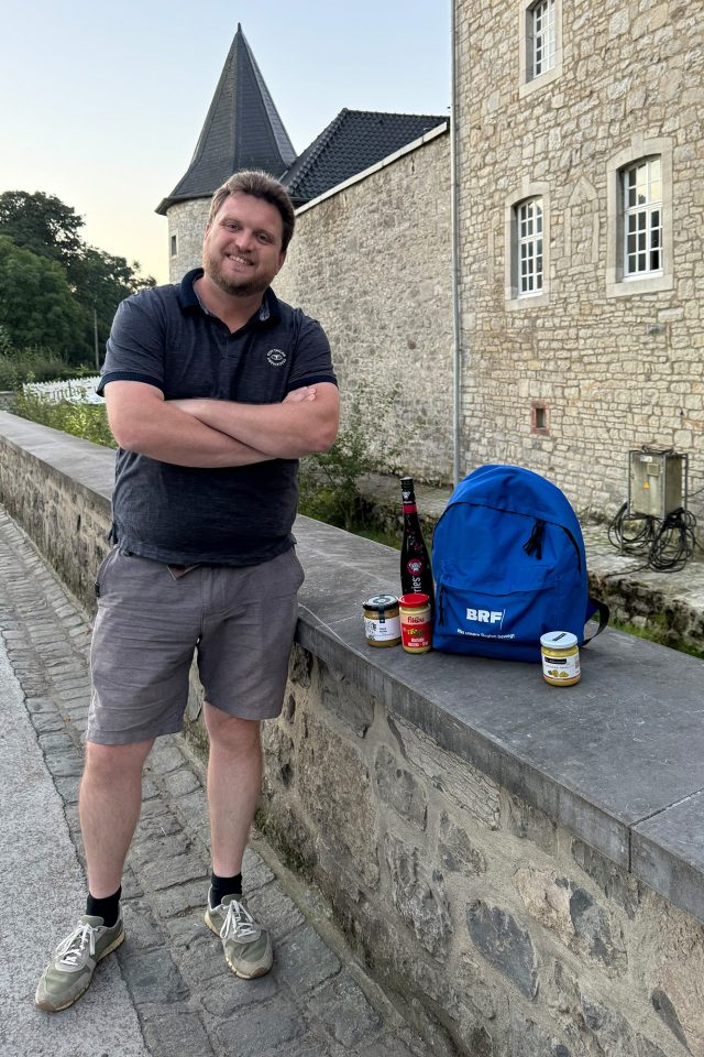 Schöffe Tom Simon mit dem Sommerrucksack vor der Burg Raeren