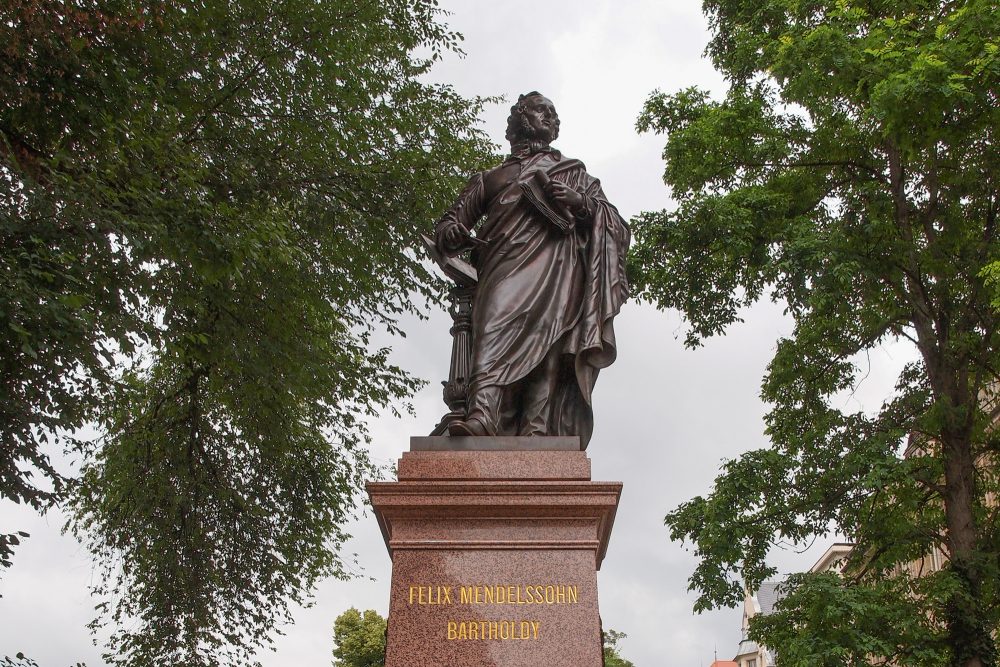 Ein Denkmal in Leipzig, das Felix Mendelssohn-Bartholdy zeigt