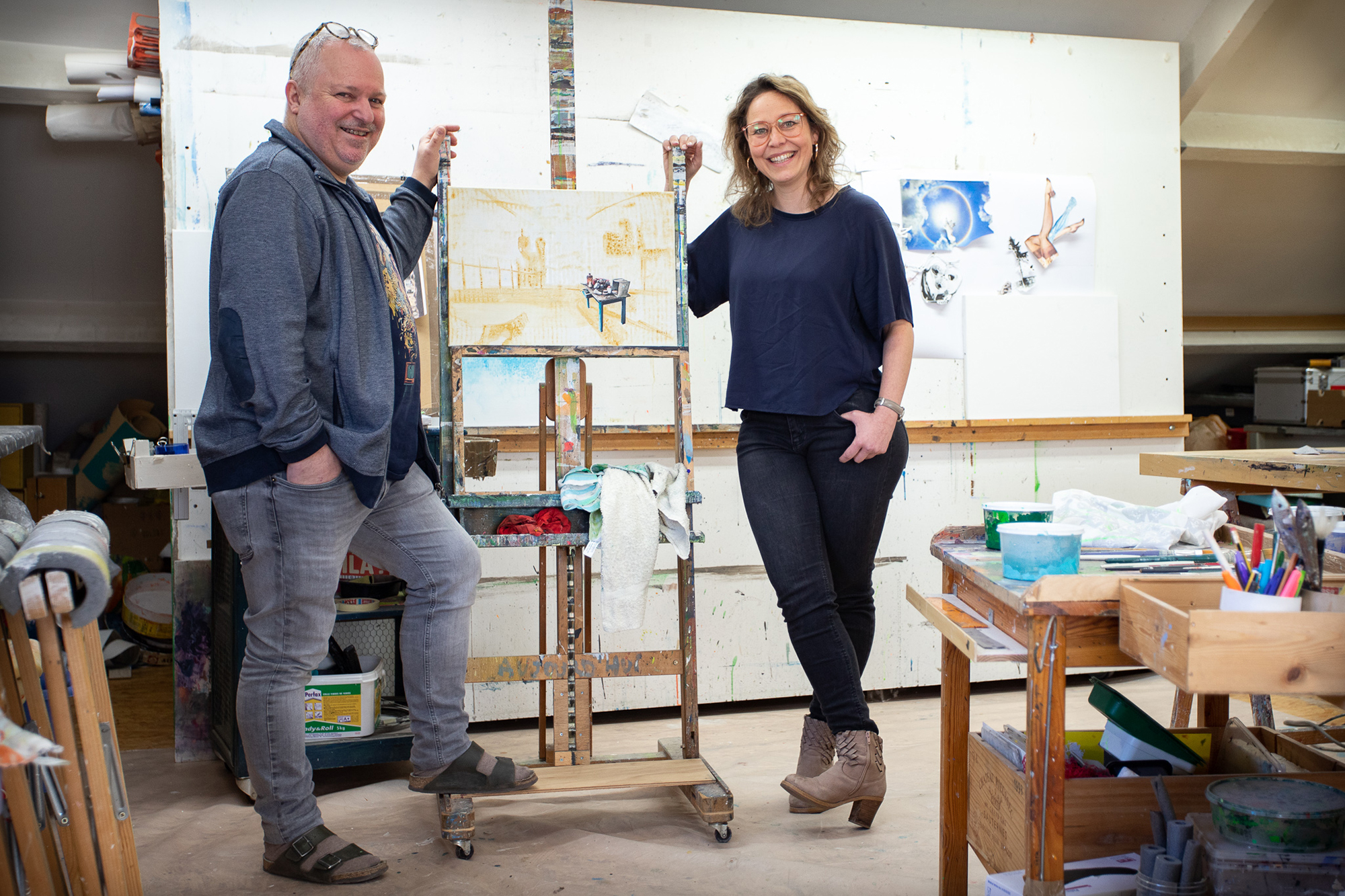 Romain Van Wissen und Miriam Elebe stehen in einem Atelier