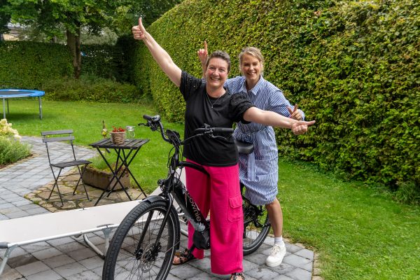 Gewinnerin Monika aus Rocherath mit Moderatorin Julia Slot