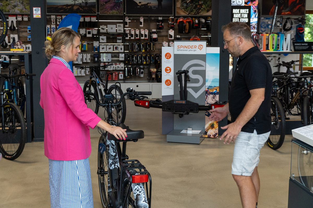 Das E-Bike steht im Ladengeschäft von Sports & Nature in Malmedy