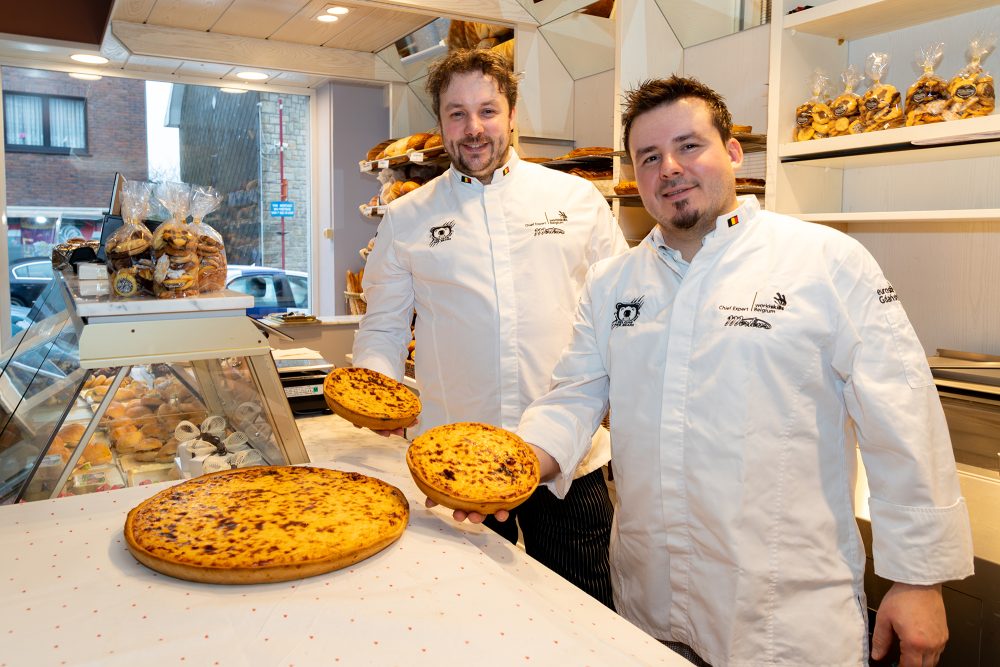 Die Bäcker Thomas und Michael Mertens im Verkaufsraum in Büllingen