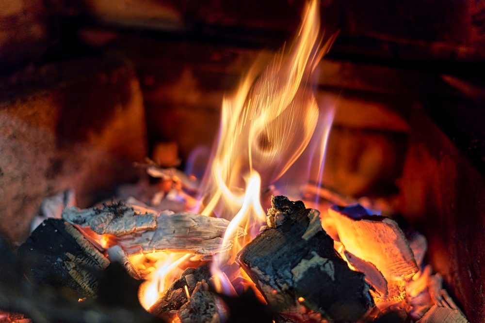 Brennende Kohle in Feuerstelle