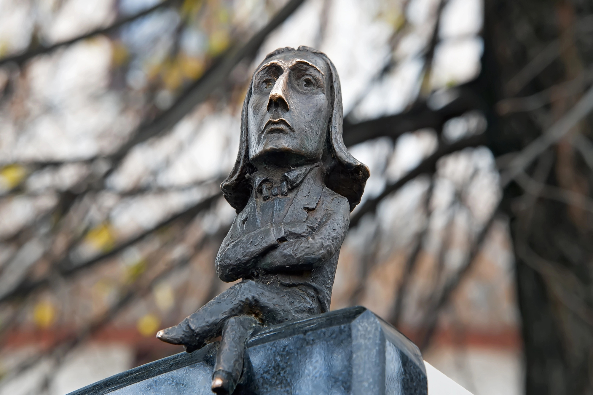 Kleine gusseiserne Netsuke-Statuette auf dem Denkmal für Franz Liszt in der Stadt Tscherniwzi, Ukraine