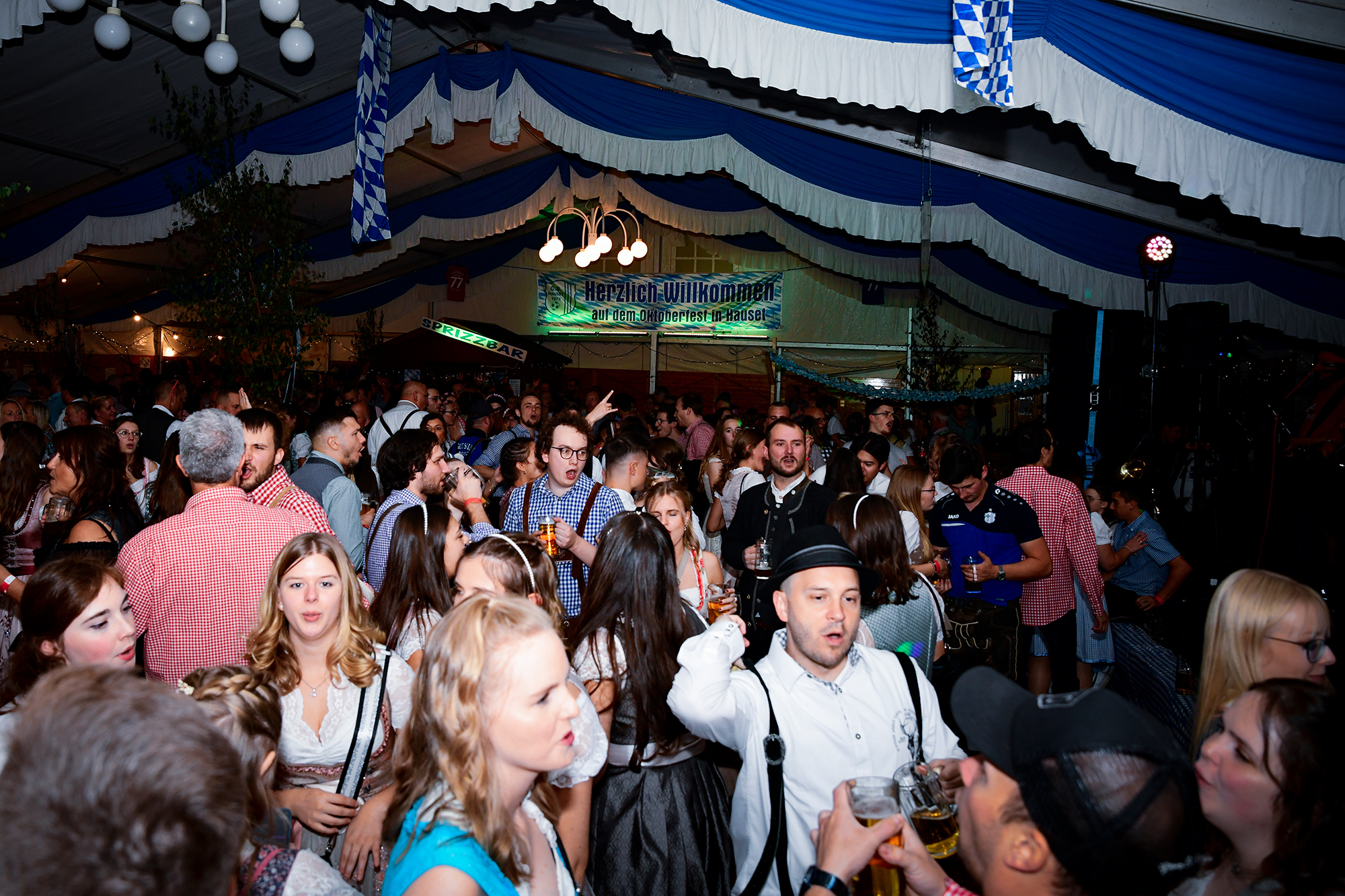 Feiernde Menschen auf dem Oktoberfest in Hauset 2023