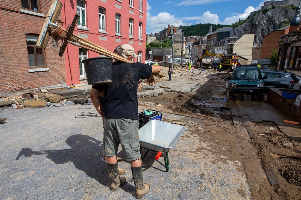 Aufräumarbeiten nach dem Hochwasser in Dinant