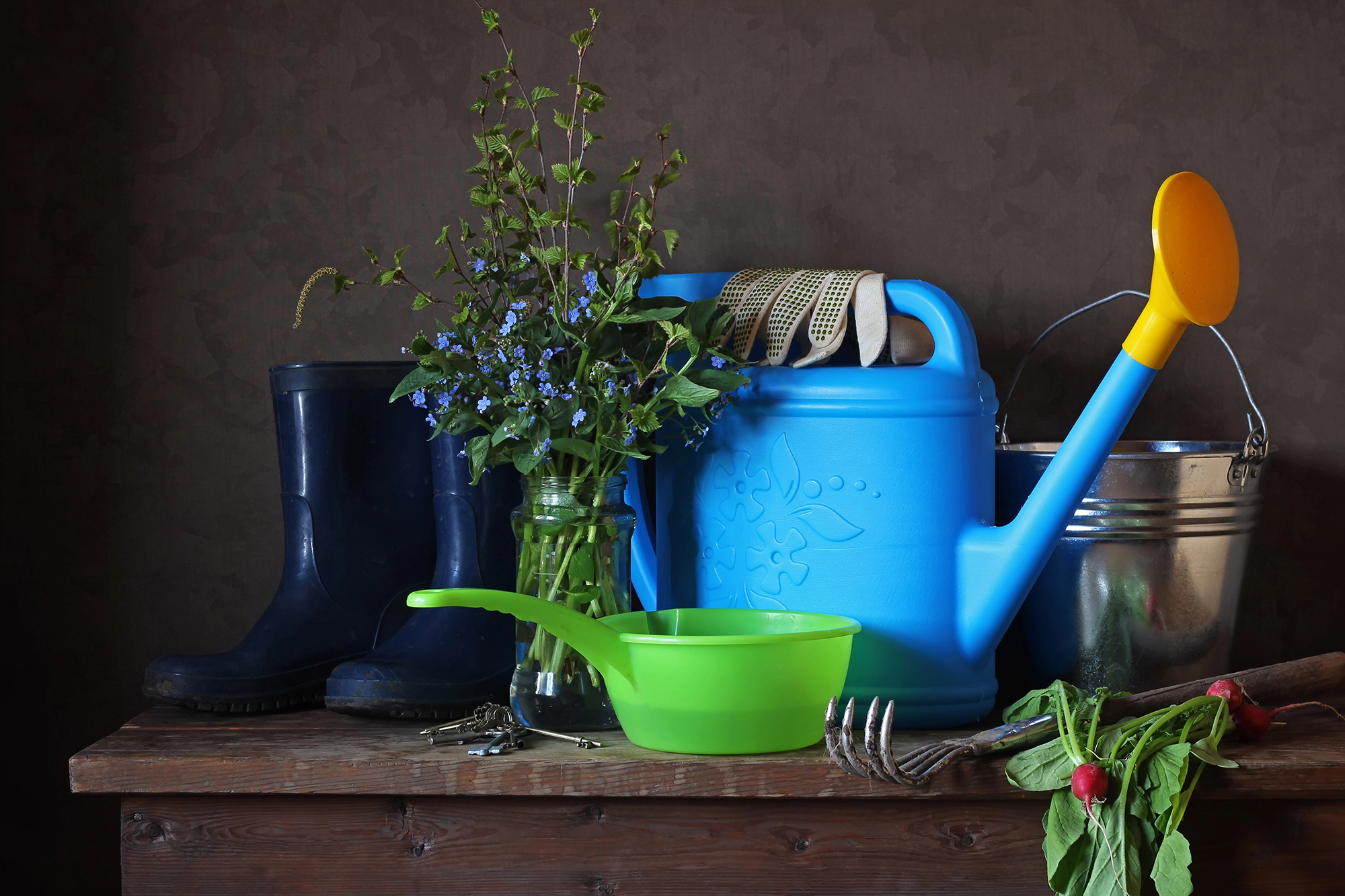 Material für Gartenarbeiten: Gießkanne, Schaufel, Handschuhe