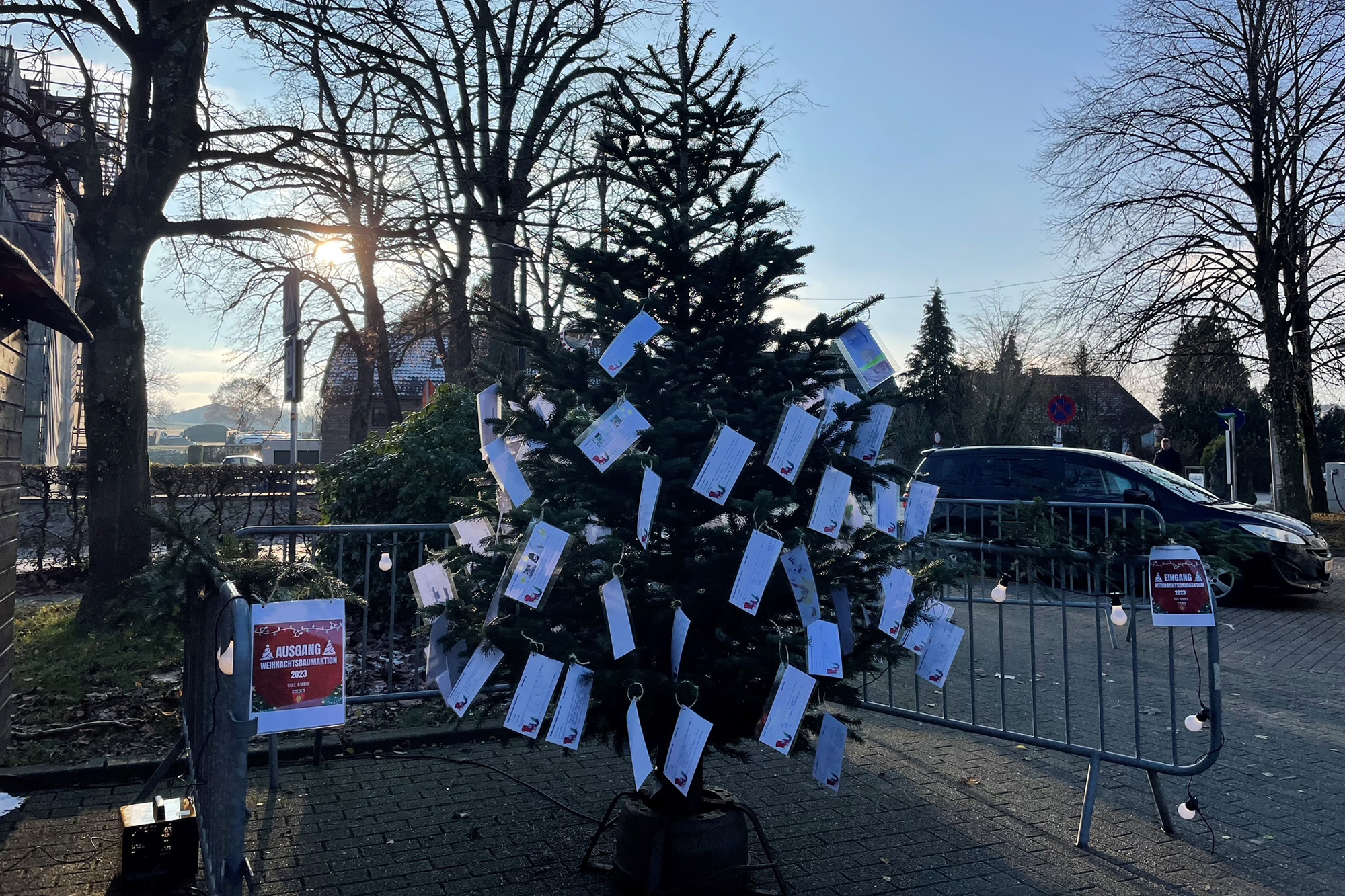 Weihnachtsbaum vor der Burg Raeren