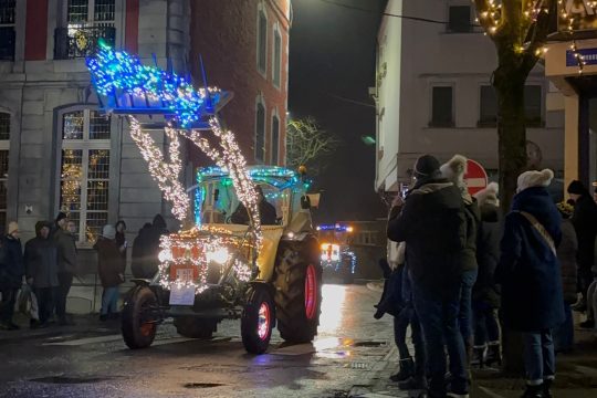 Adventsleuchten der Traktoren