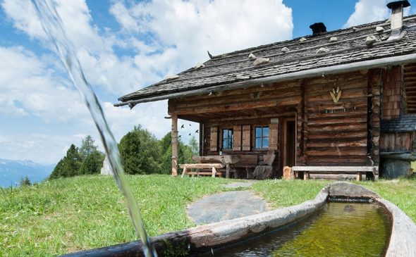 2025 Kreuzplon Hof Almhütte brunnen