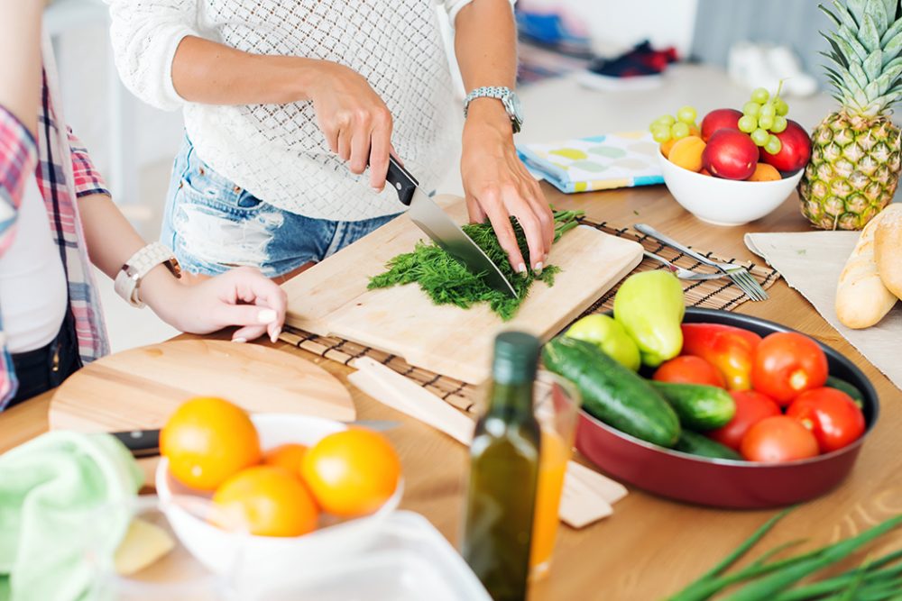 Zwei Frauen bereiten frisches Essen vor