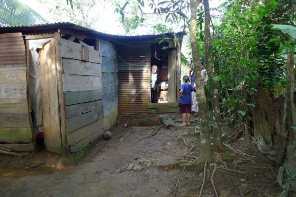 Cornelia Lehnen bei einer der Familien in El Rama in Nicaragua (Bild: Ger Houben)