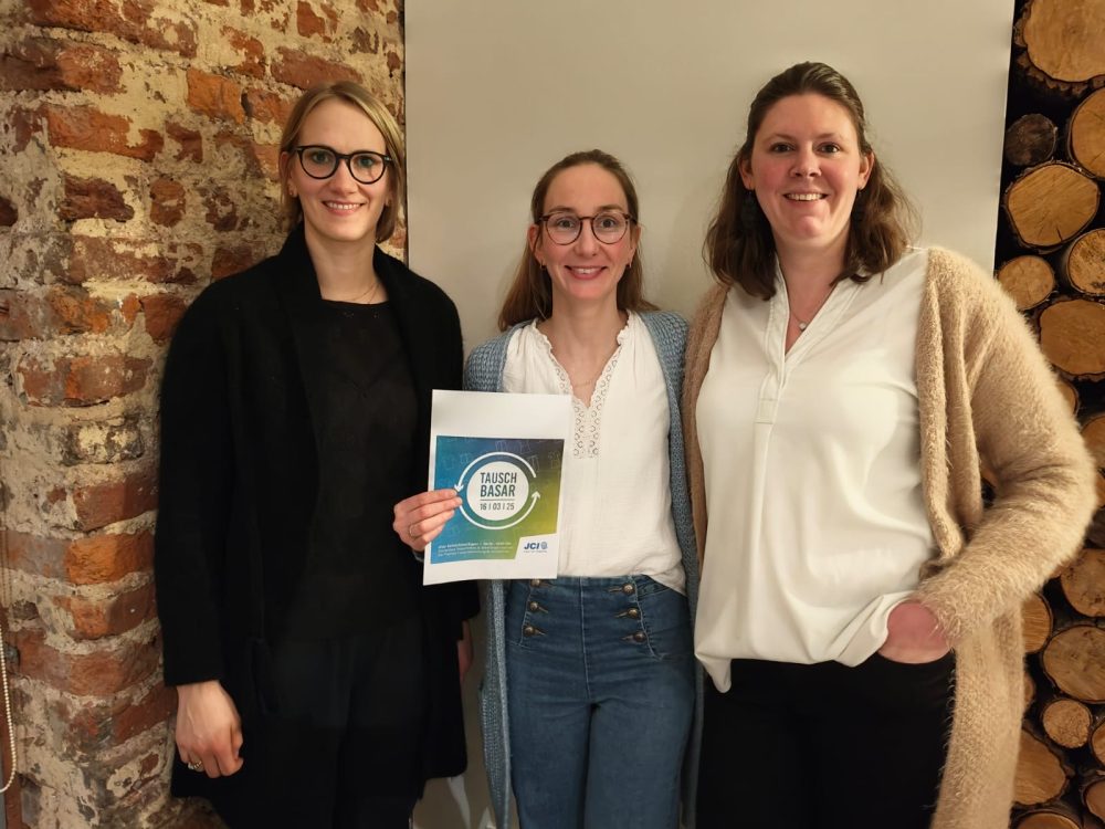 Die Organisatorinnen des Tauschbasars Catherine Reinertz, Julia Cormann und Marina Kniebs