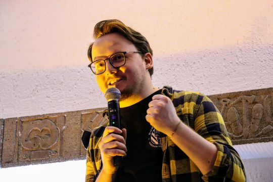 Comedy-Slammer Michael Klütgens aus Bütgenbach spricht in ein Mikrofon