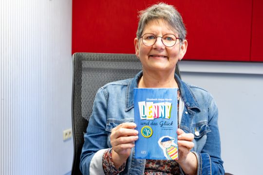 Elisabeth Hepp-Rauw im BRF-Studio mit ihrem ersten Buch "Lenny und das Glück"