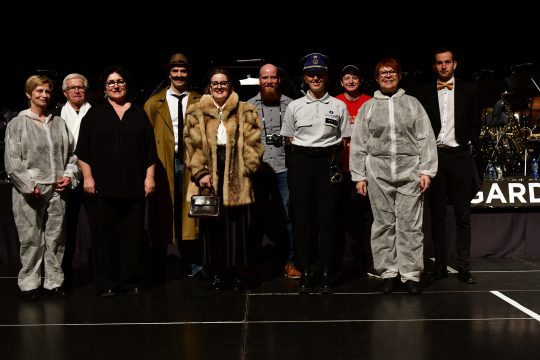 Die Schauspieler des Theatervereins St. Michael Weywertz, die beim Krimikonzert "Tote kritisieren nicht" auf der Bühne stehen